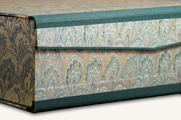 Edelbox mit marmoriertem Papier grün